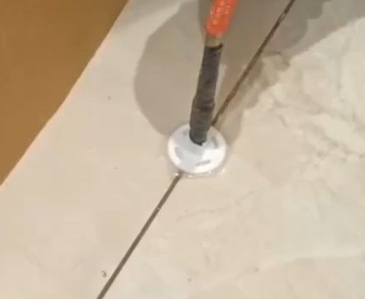 湟源瓷砖空鼓维修公司专业解答瓷砖在铺贴过程中，如果没有涂抹均匀到位的粘结材料（如水泥砂浆或瓷砖胶），可能会导致以下问题